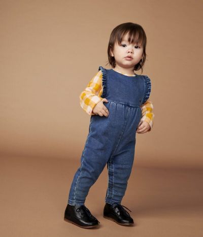 Combinaison en denim bébé.