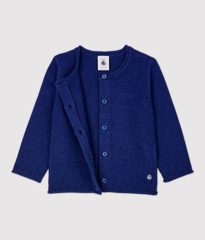 Cardigan en tricot bébé.