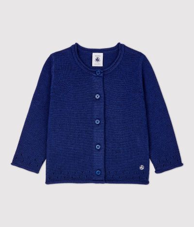 Cardigan en tricot bébé.