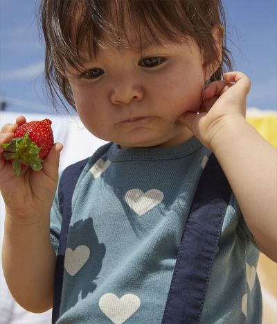 Tee-shirt manches courtes imprimé cœurs en coton bébé