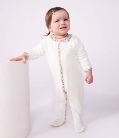 Pyjama bébé en velours uni avec col, détail imprimé à fleurs