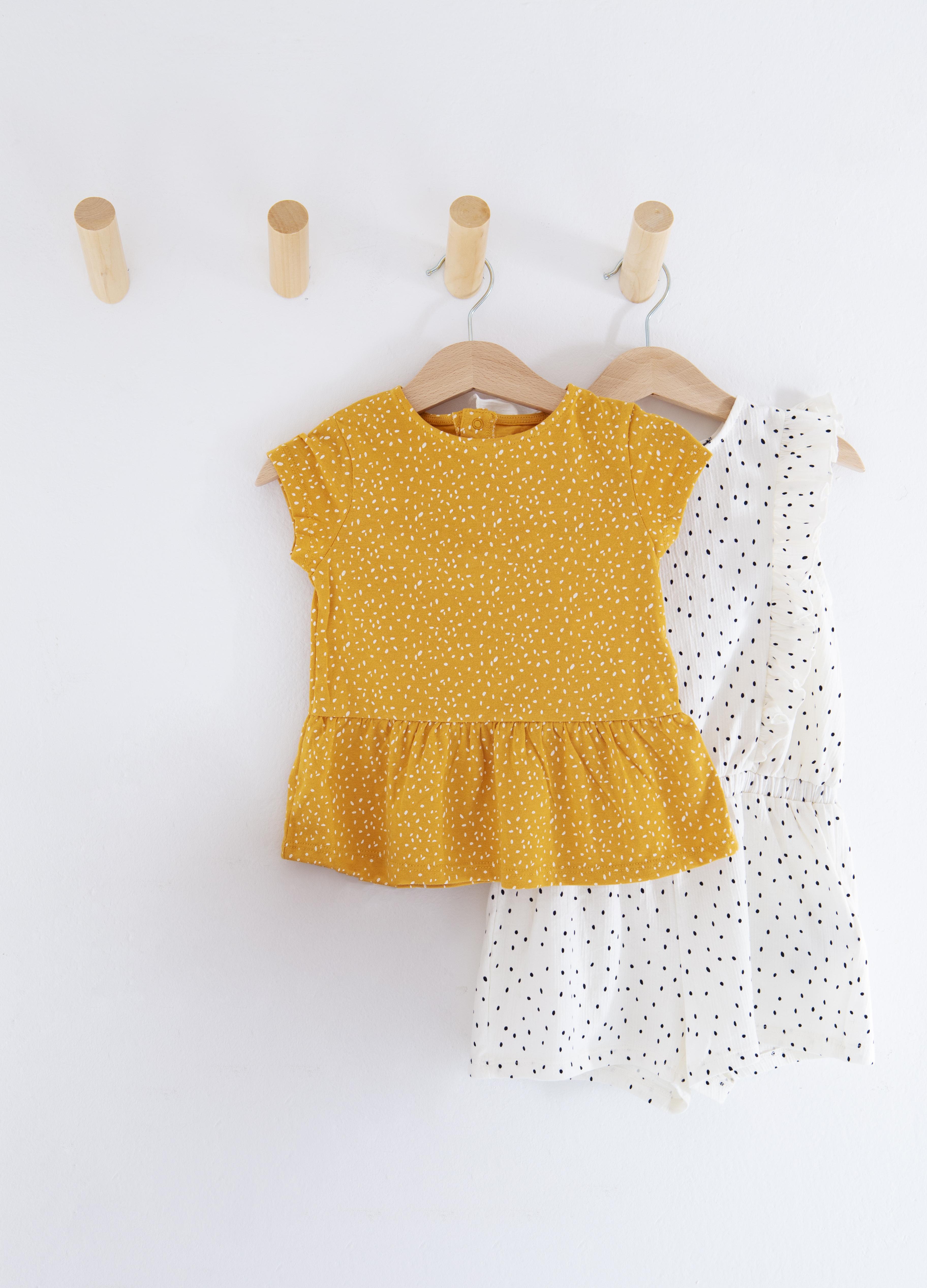 Les tendances 2025 des robes sans manches pour bébé : couleurs, motifs et coupes