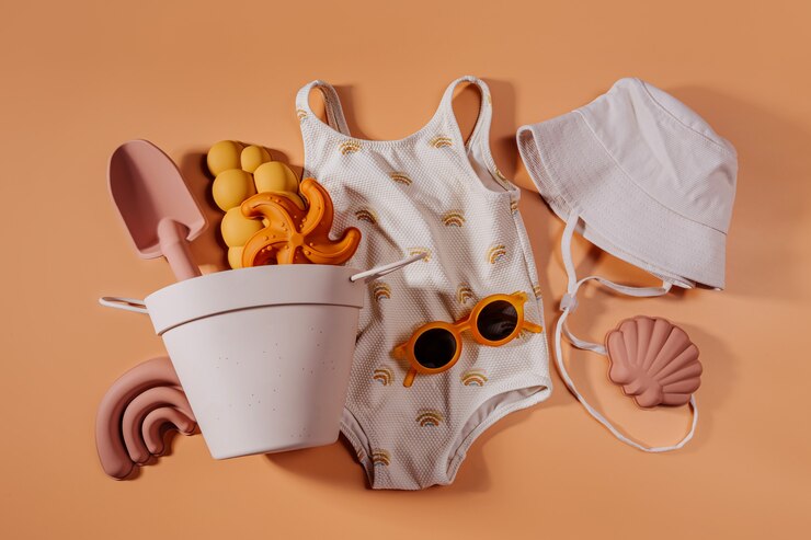 L’essentiel des vêtements et accessoires bébé pour une baignade en été